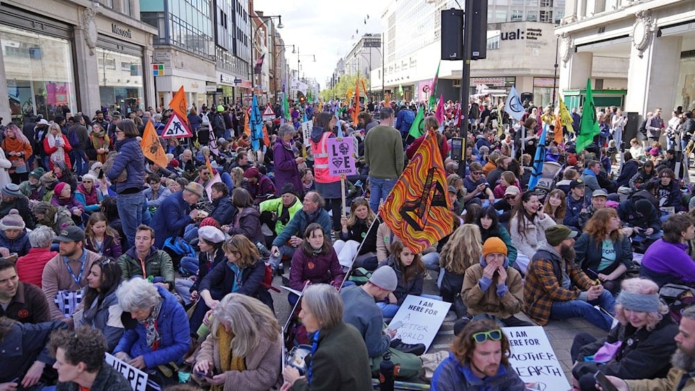 Activists protest in central London over fossil fuels | Al Mayadeen English