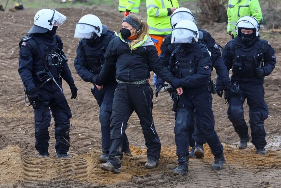 German Police Violently Disperse Anti-coal Protest In Luetzerath | Al ...