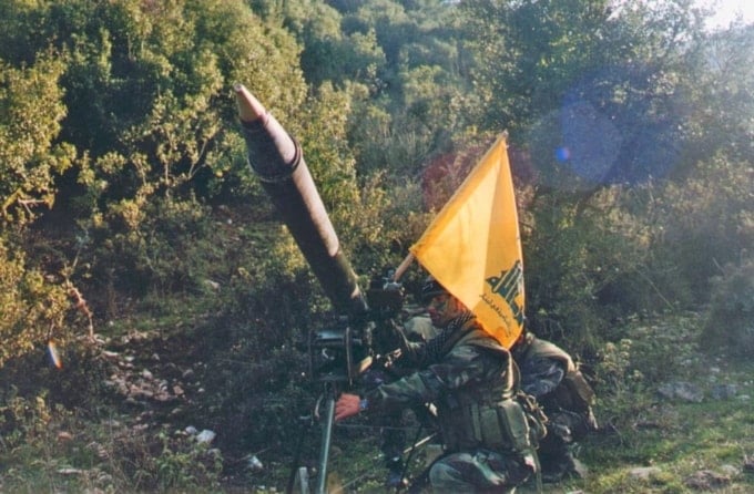 A Hezbollah fighter manning a Katiousha rocket, south April 1996 (social media)