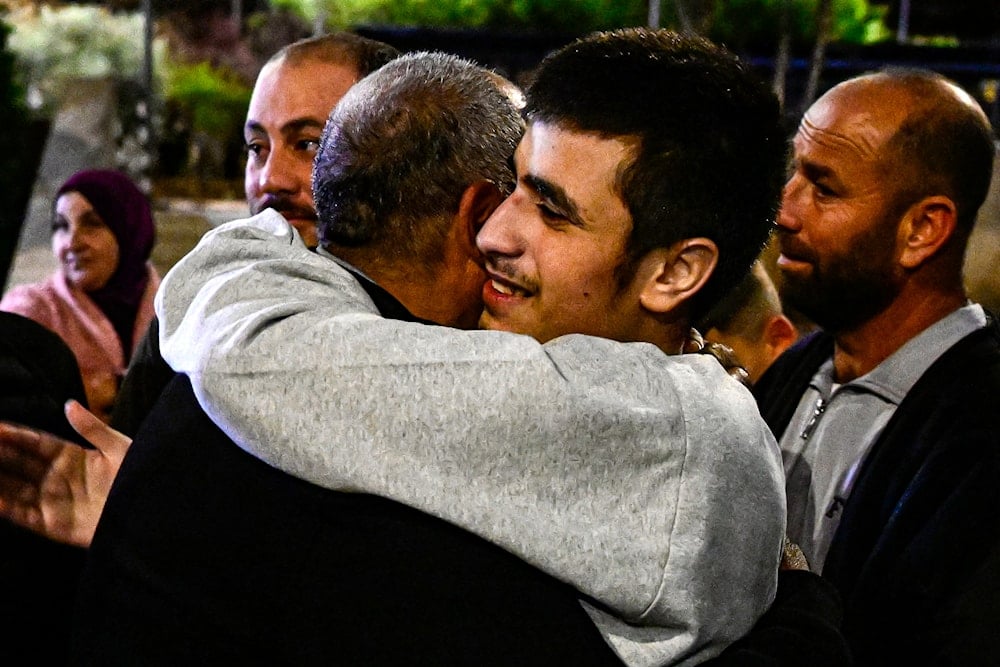 33 new Palestinian prisoners embrace freedom in 4th stage of swap deal