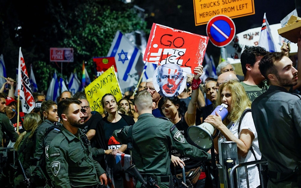 Protesters calling for the release of captives held in Gaza rally outside Prime Minister Benjamin Netanyahu's home in occupied al-Quds, Palestine, November 4, 2023 (Israeli media)