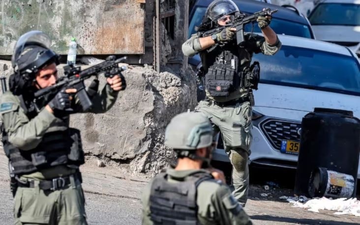 Israeli occupation forces take aim at Palestinians of Wadi Joz in East Al-Quds. (AFP/Getty)