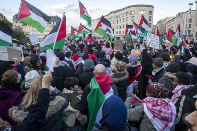 Demonstrators take part in a rally in solidarity with Palestinians, calling for an immediate cease-fire in the war on Gaza, in Brussels on Nov. 5, 2023. (AFP)