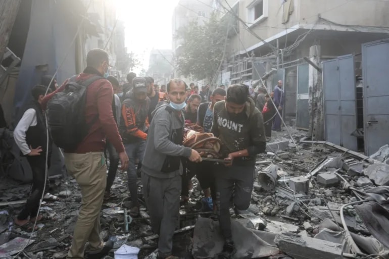 Palestinians evacuate their neighbors, family members who were injured or killed in Israeli bombardment in Rafah, Gaza Strip, December 1, 2023 (AP)