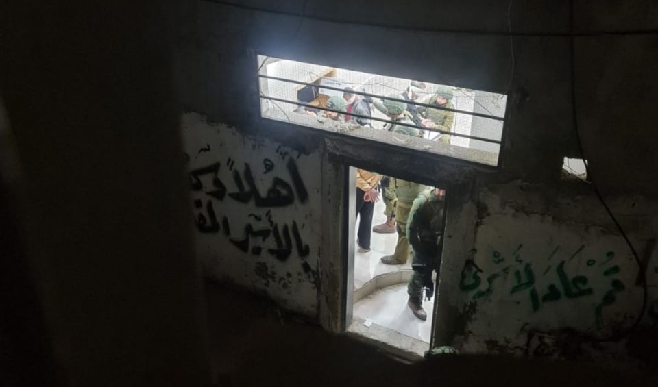 Israeli occupation forces hold up residents from Nour Shams refugee camp in Tulkarm inside a house, December 31, 2023 (Social media)