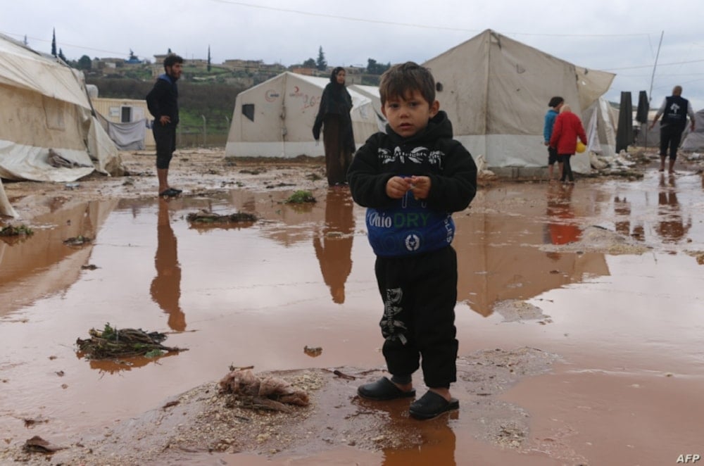 A Palestinian child forcibly displaced by Israeli bombardment of Gaza in a tent camp. (Al Mayadeen)