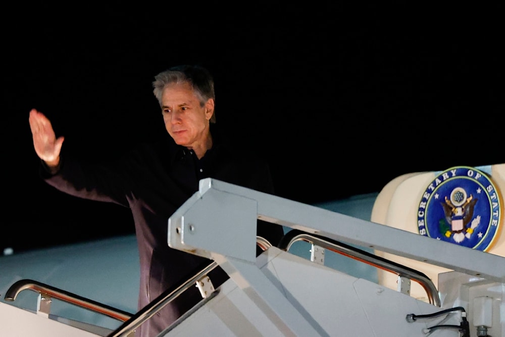 مغادرة واشنطن يوم الخميس 4 يناير 2024 في رحلة إلى الشرق الأوسط، قاعدة أندروز المشتركة، ماريلاند.  (AP) وزير الخارجية الأمريكي أنتوني بلينكين يلوح وهو يستقل الطائرة.