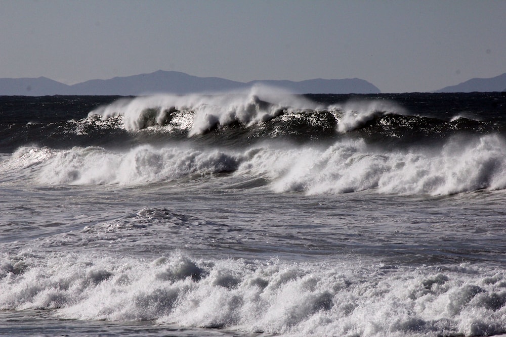 Big waves crash ashore at Manhattan Beach, Calif., Saturday, Dec. 12, 2015.(AP)
