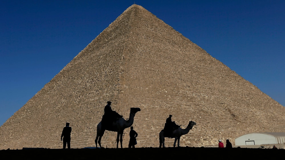 Policemen are silhouetted against the Great Pyramid in Giza, Egypt, Dec 12, 2012. (AP)