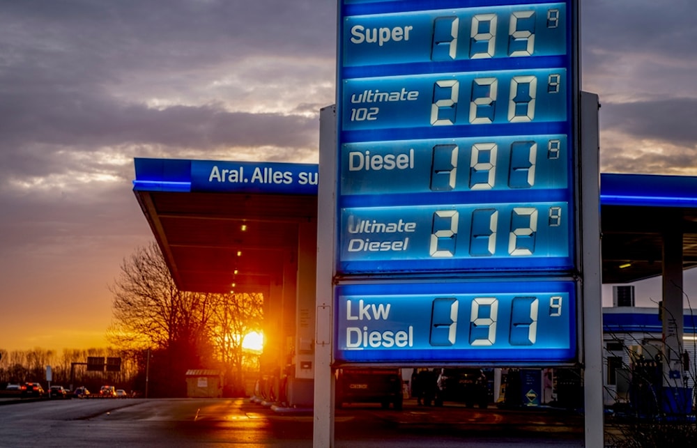 Fut.  Benzineprijzen worden weergegeven bij een benzinestation op een snelweg nabij Frankfurt, Duitsland, vrijdag 16 mei 2024.  (AP Foto/Michael Probst)