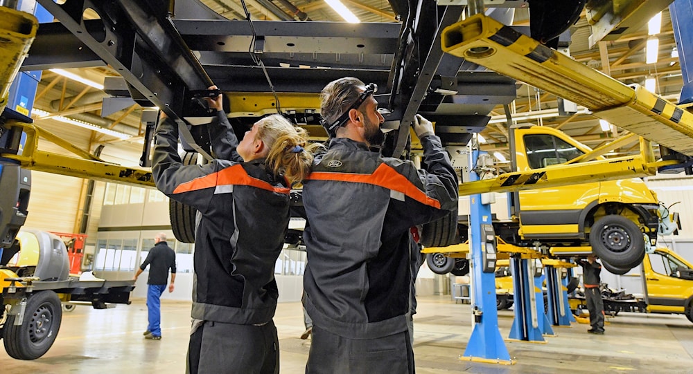 Auf diesem Aktenfoto vom 9. Oktober 2018 montieren Arbeiter den neuen elektrischen Lieferwagen StreetScooter Work XL der Deutschen Post in einem Ford-Automobilwerk in Köln.  (AP)