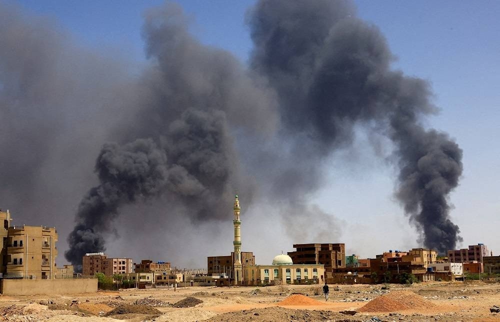 Smoke rises following an intense battle between the Sudanese Armed Forces (SAF) and the Rapid Support Forces (RSF) in Omdurman. (@LibyaDecipher)