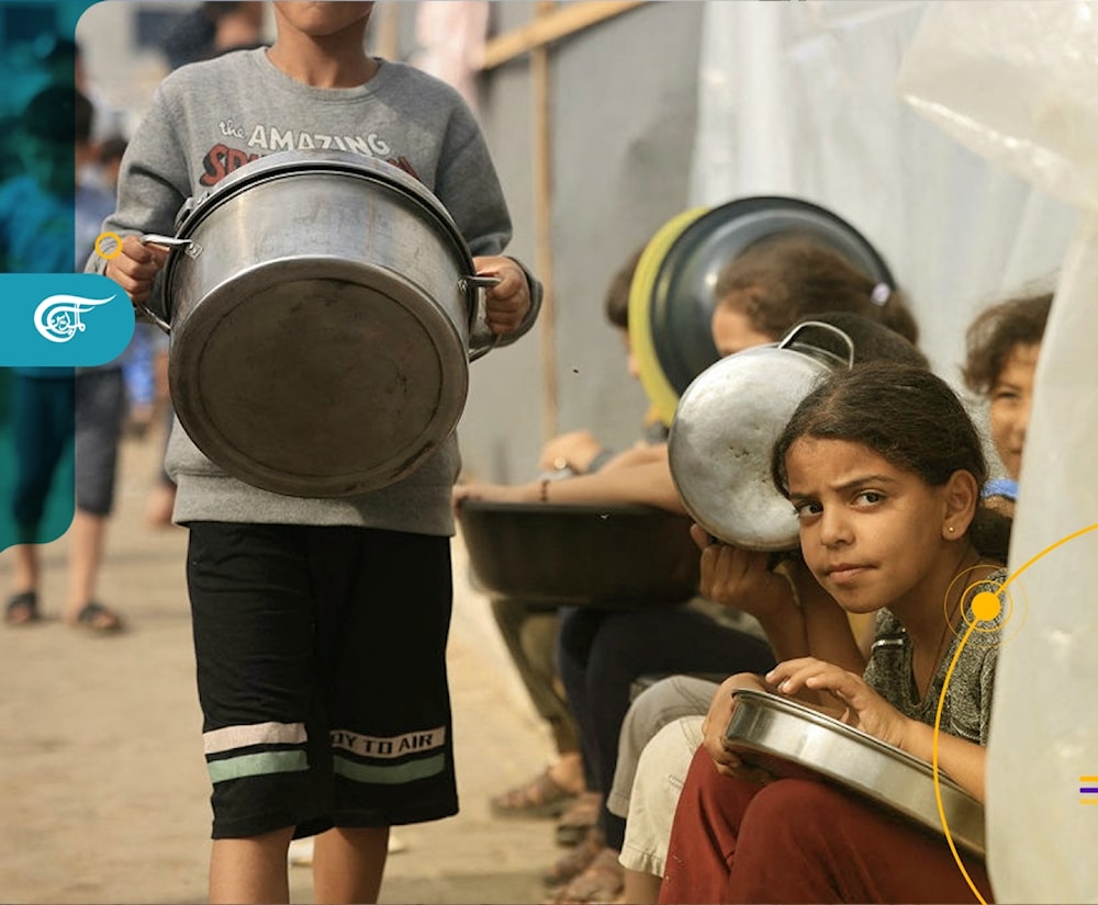 Children in Gaza sit holding pots and pans, hoping to get some food for their families. (Al Mayadeen Net)