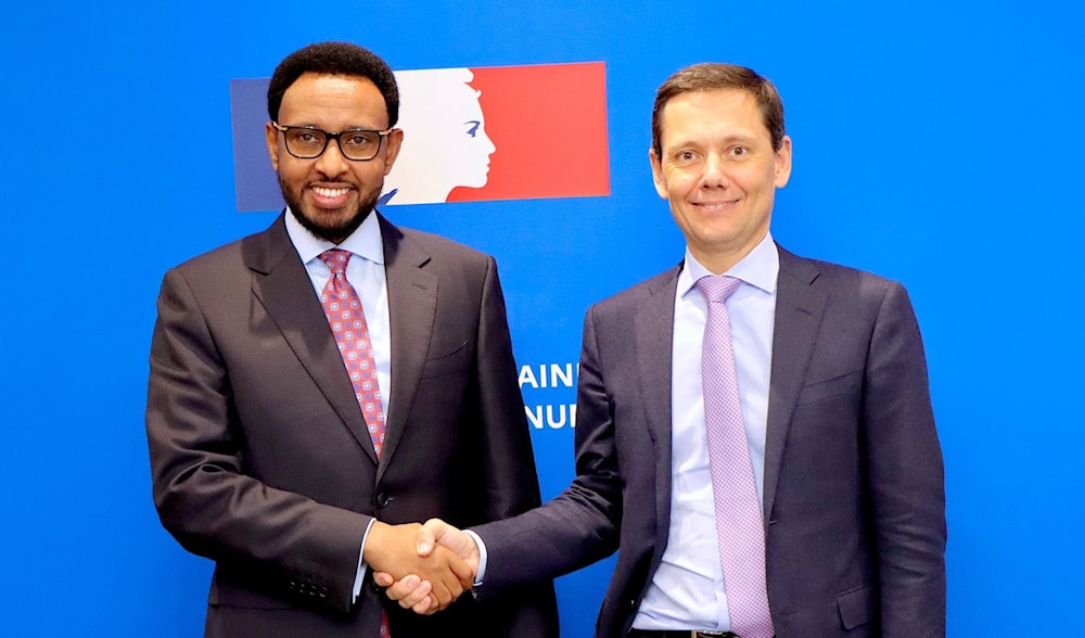 Somalian finance minister, Bihi Egeh, with a Paris Club official on March 13, 2024 (Social Media)