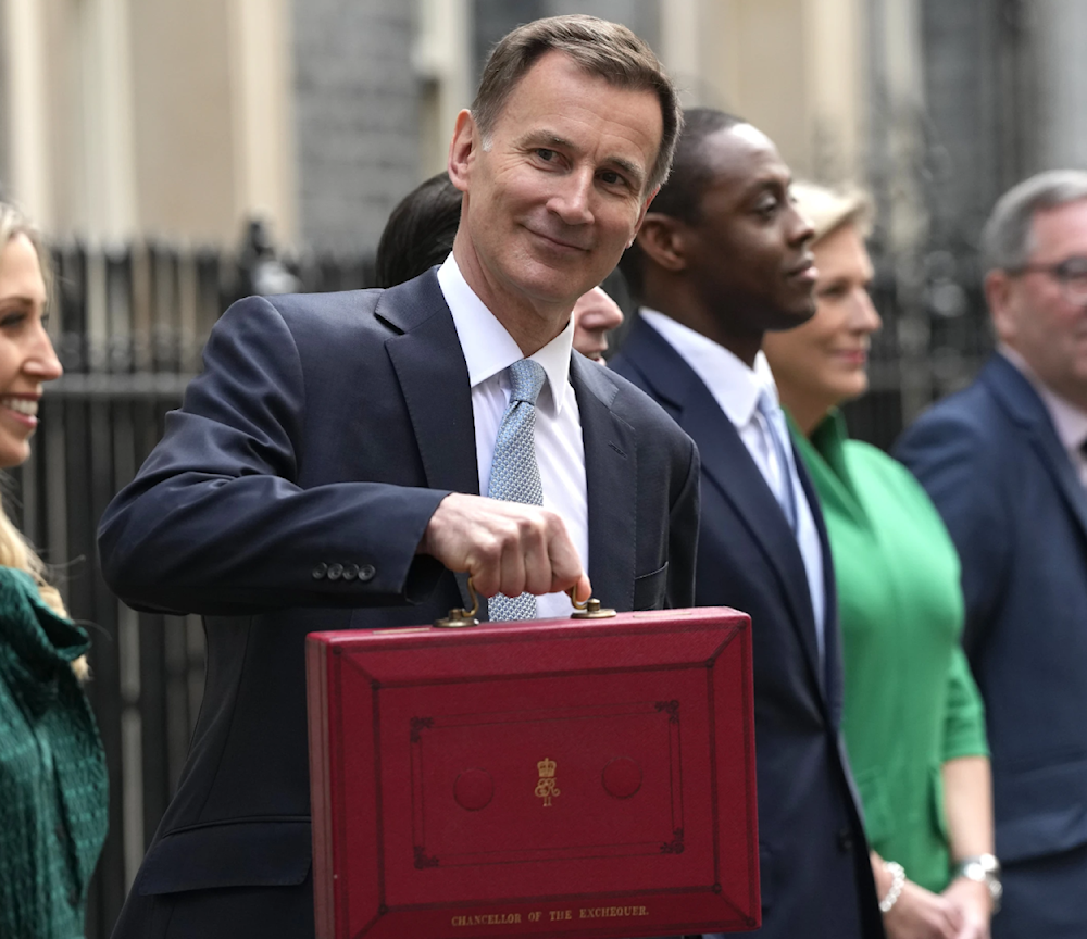 UK gov't borrows more in February with highest debt since 1960s