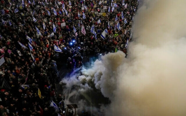 Israeli police responded with force, clashing with relatives and supporters of the Israeli captives during a rally calling for their release, in “Tel Aviv”, March 16, 2024. (AP)