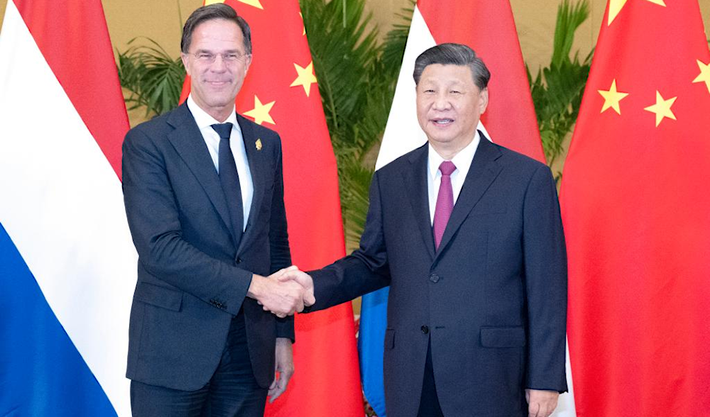 Dutch Prime Minister Mark Rutte shakes hands with Chinese President Xi Jinping, November 15, 2022. (CGTN)
