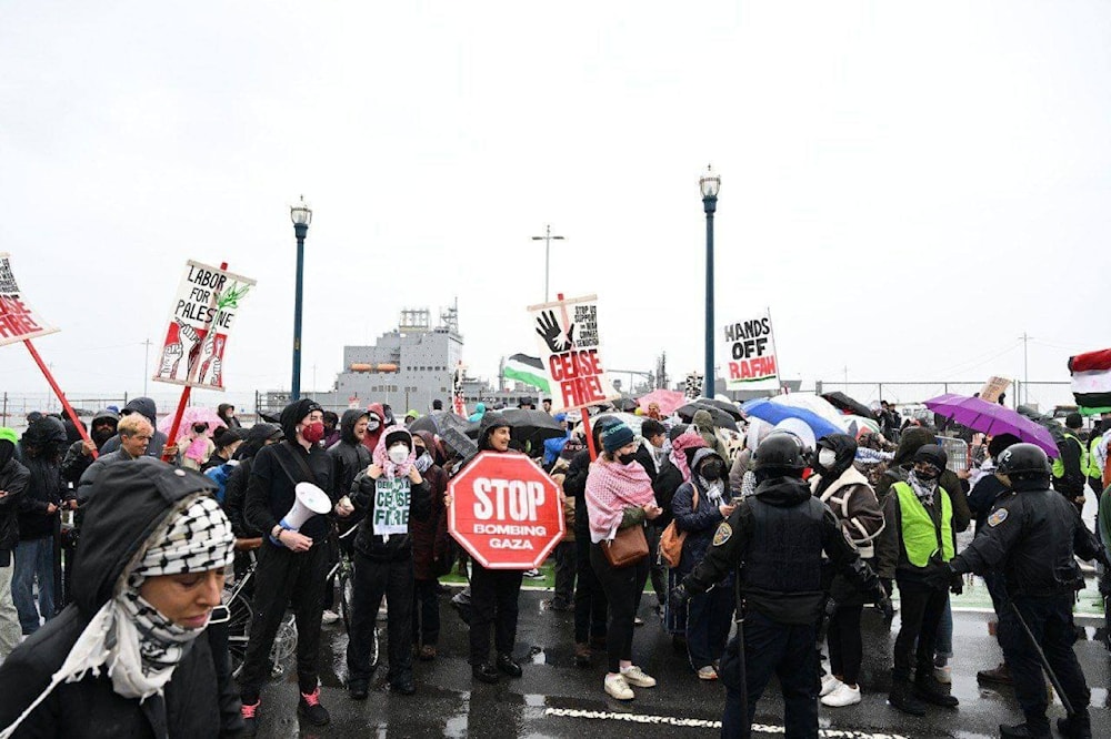 Pro-Palestine protesters in California try to stop a US warship from leaving the San Fransisco dock on March 29, 2024 (X/Commendable99)