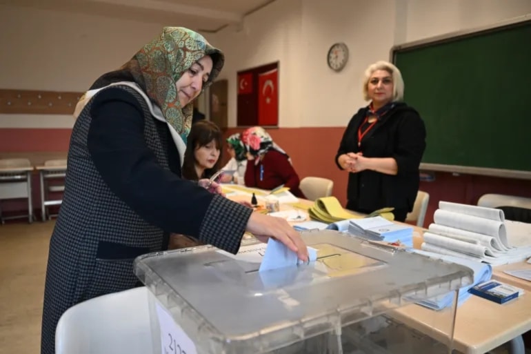 A woman casts her vote during the Turkish municipal elections in Istanbul (AFP)