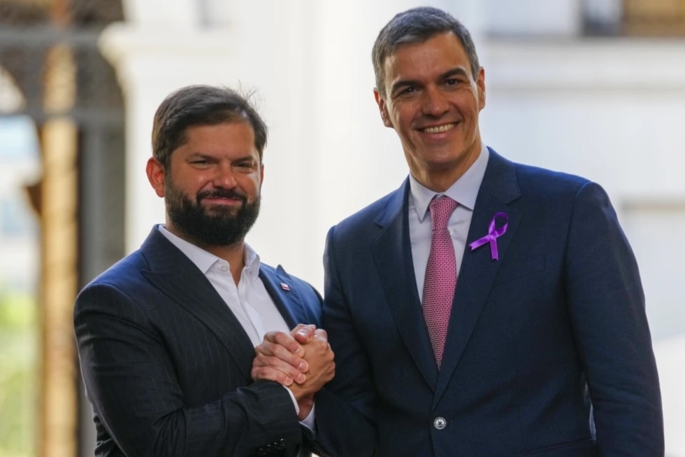 The Chilean President, Gabriel Boric, on the left, poses for a photograph with the Spanish Prime Minister, Pedro Sánchez, who arrived at the La Moneda Presidential Palace in Santiago, Chile, on Friday, March 8, 2024. (AP)