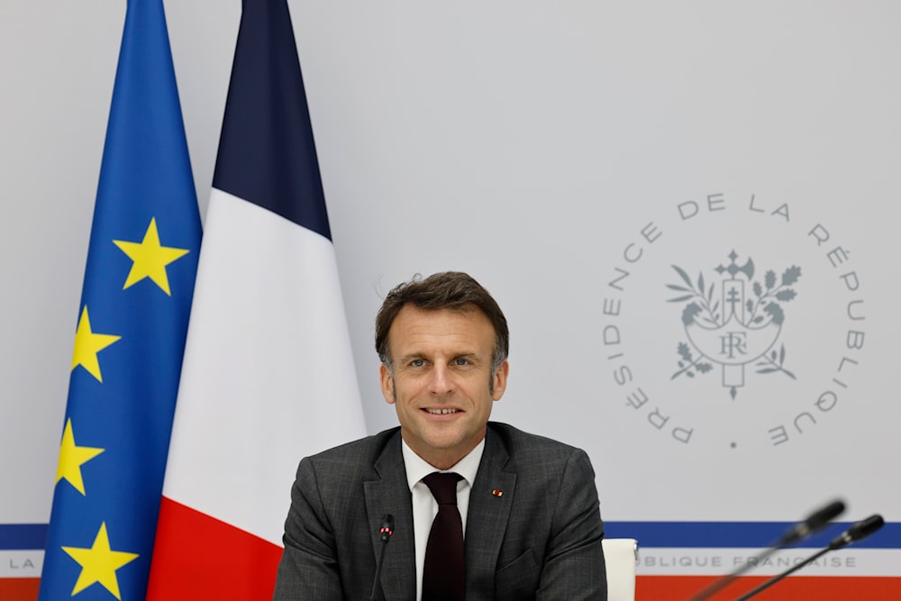Le président français Emmanuel Macron participe à une vidéoconférence avec le président allemand Olaf Scholz à l'Elysée à Paris, le 12 avril 2024 (AP).