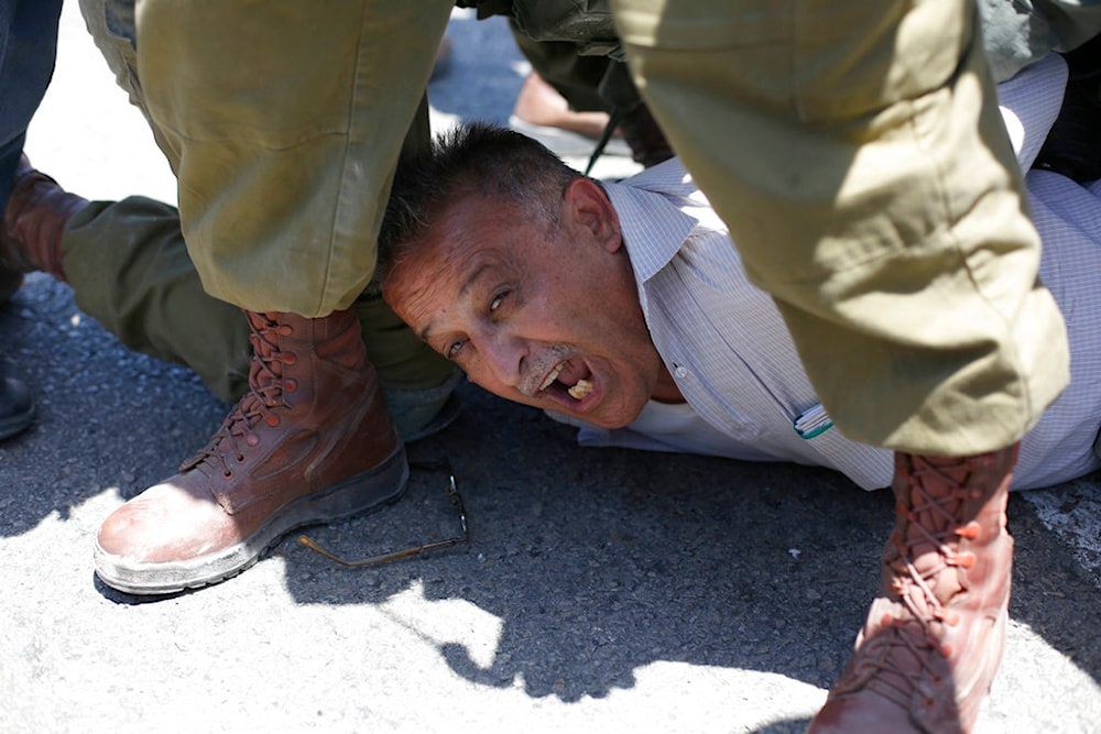 Israeli solders arrest a Palestinian elderly during protest in solidarity with Palestinian prisoners on hunger strike in Israeli jails near the settlement of 'Shavei Shamron' near Nablus, Tuesday, May 16, 2017. (AP)