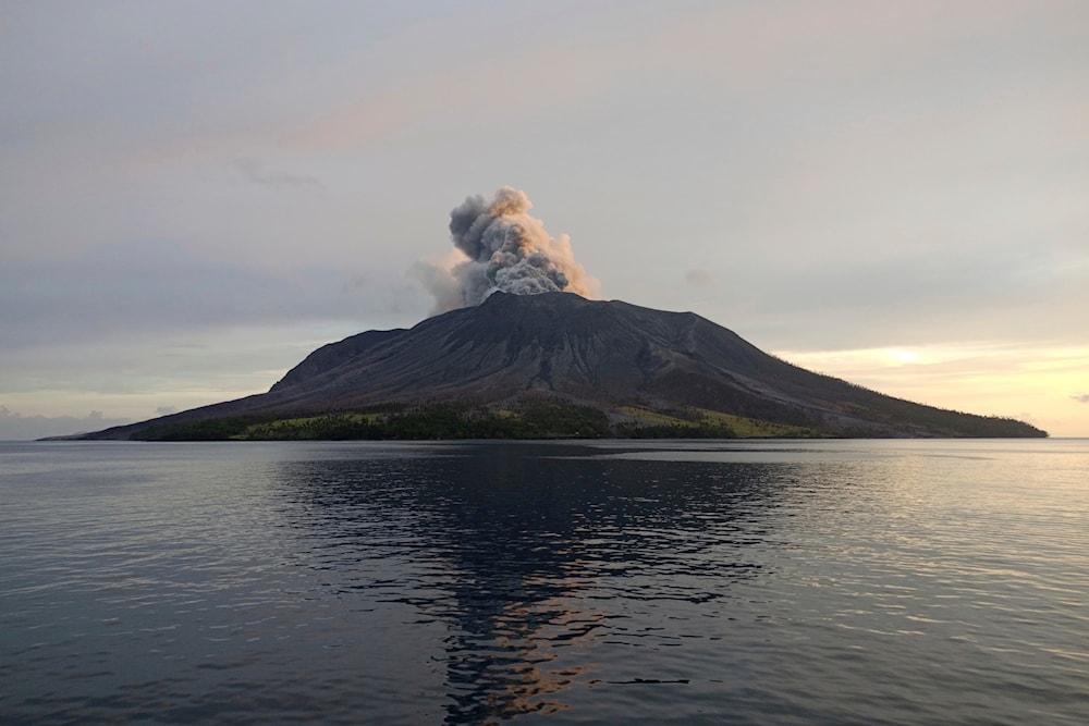 Foto yang diunggah Badan Pencarian dan Pertolongan Nasional (BASARNAS) ini memperlihatkan pemandangan letusan Gunung Ruang, Pulau Sulawesi, Indonesia, Jumat, 19 April 2024.  (AP)