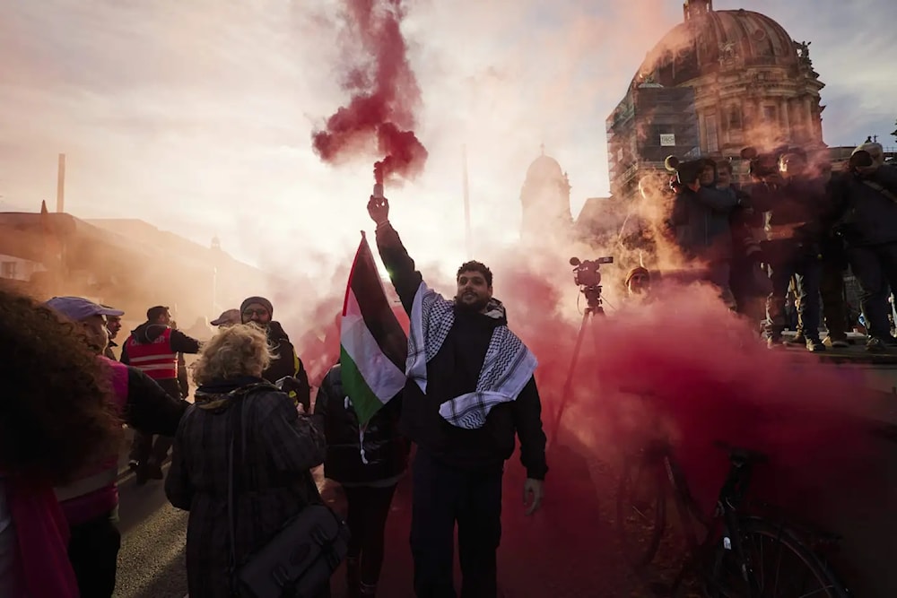 Illustration : Des gens se rassemblent pour participer à un rassemblement pro-palestinien à Berlin, en Allemagne, le samedi 4 novembre 2023. (AP)