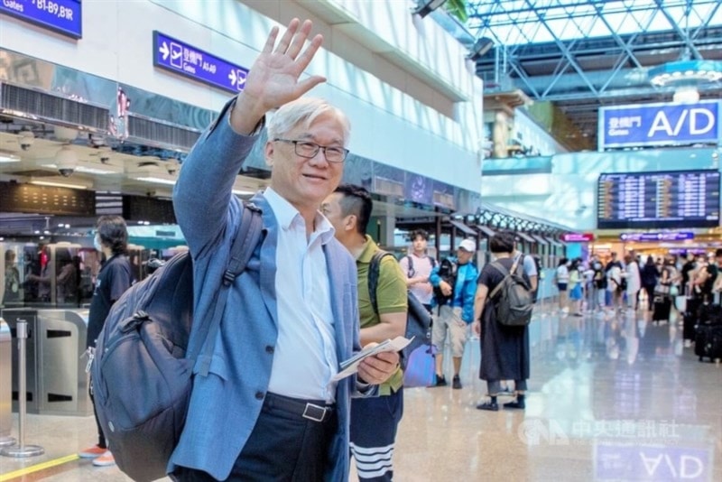 KMT Vice Chairman Andrew Hsia (front) waves goodbye at Terminal 2 of Taiwan Taoyuan International Airport Thursday, April 4, 2024. (CNA photo)