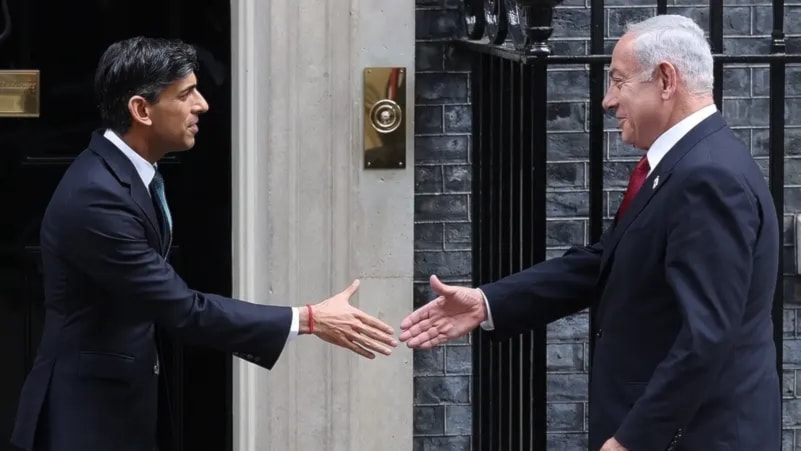 UK’s Prime Minister Rishi Sunak (L) greets Israeli Prime Minister Benjamin Netanyahu on the steps of 10 Downing Street in central London on March 24, 2023, ahead of their meeting. (AFP)