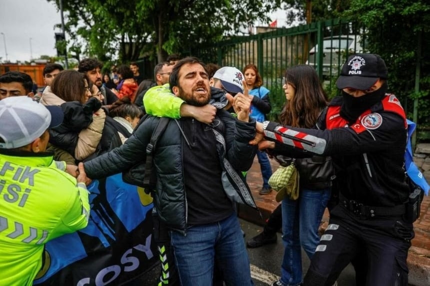 Turkish citizens, police clash over May Day rally in Istanbul