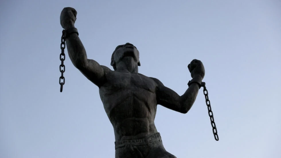 The Emancipation Statue, symbolizing the breaking of the chains of slavery at the moment of emancipation, is seen on November 16, 2021 in Bridgetown, Barbados. © Joe Raedle, Getty Images via AFP