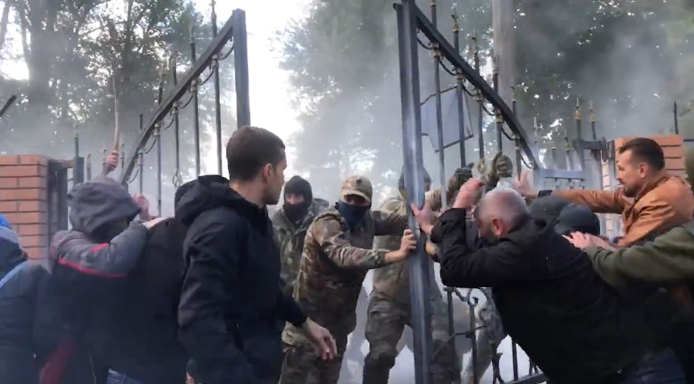 Worshippers from the Ukrainian Orthodox Church defend St. Michael’s Cathedral in Cherkasy, Ukraine, during an attack by supporters of the Kiev-backed Orthodox Church of Ukraine. (Social media)