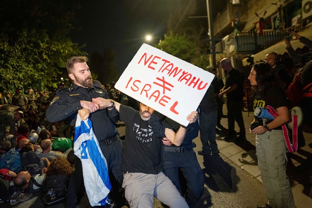 Israeli police disperse settlers protesting against Israeli Prime Minister Benjamin Netanyahu's government and calling for the release of captives, in al-Quds, occupied Palestine, Oct. 28, 2024. (AP)