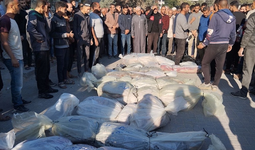 Palestinians mourn the martyrs killed by the Israeli occupation forces in Beit Lahia, north Gaza, November 5, 2024 (Social Media)