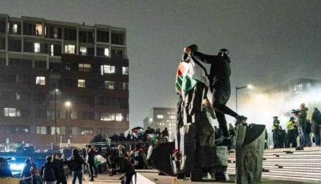  Pro-Palestinians demonstrate at Amsterdam's Anton de Komplein square ahead of the UEFA Europa League football match between Ajax and Maccabi Tel Aviv on November 7, 2024 in the aftermath of provocations by Israelis. ( AFP)