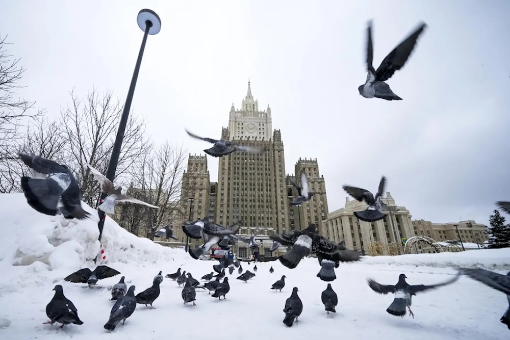  Pigeons take off in front of the Russian Foreign Ministry building in Moscow, Russia, Wednesday, Jan. 26, 2022 (AP)