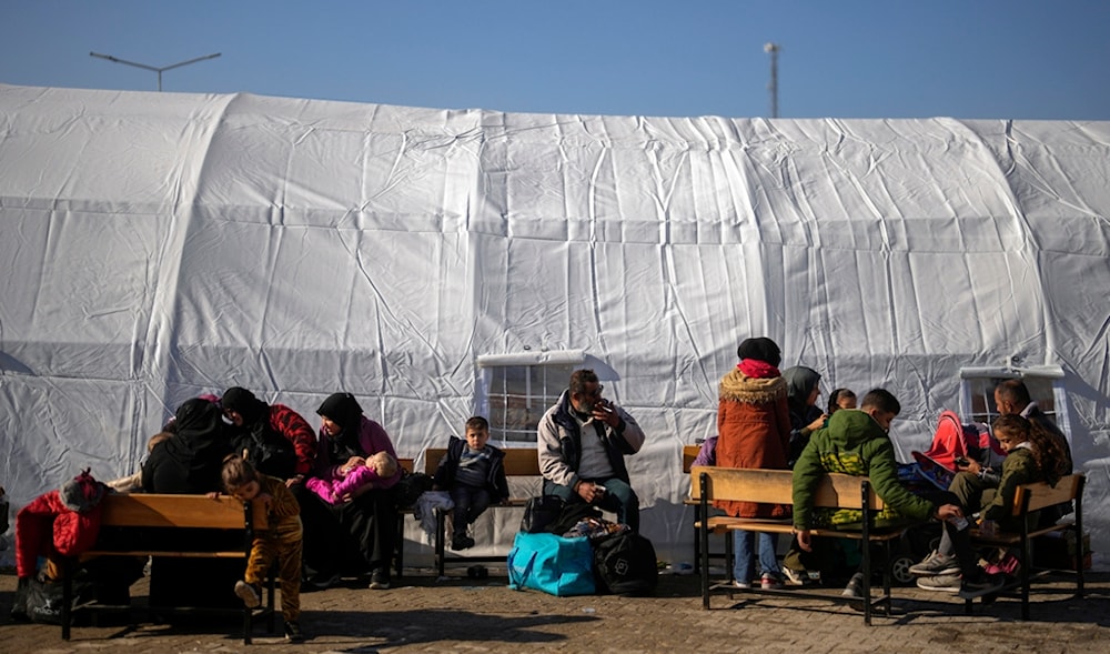 Syrians wait to cross into Syria from Turkey at the Oncupinar border gate, near the town of Kilis, southern Turkey, Tuesday, Dec. 17, 2024. (AP)