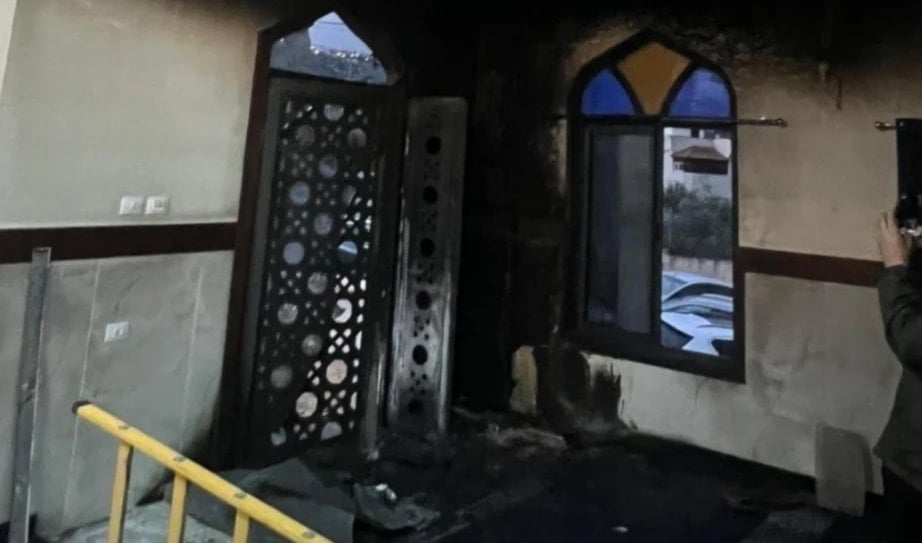 Settlers burn mosque north of Salfit in the West Bank