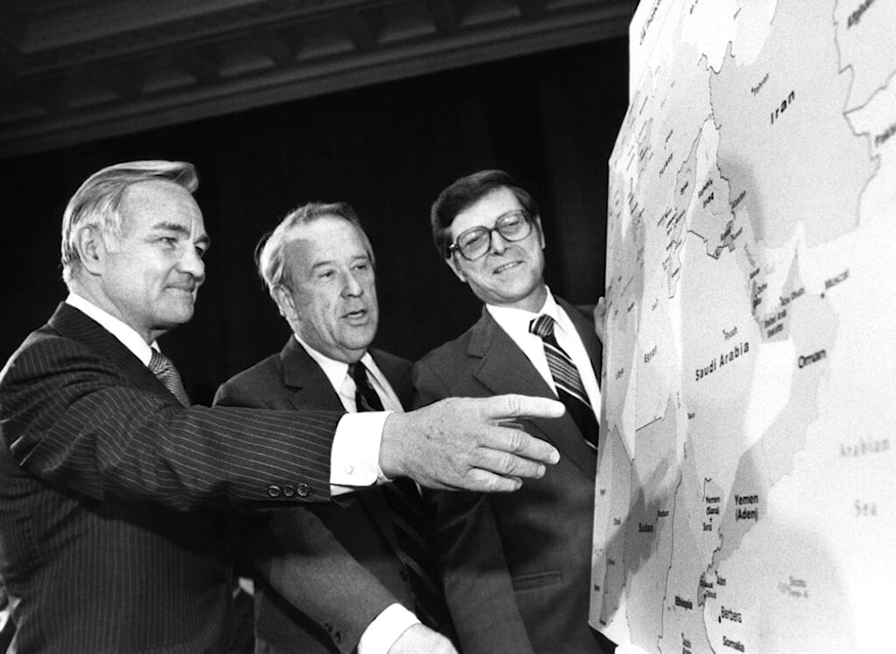 CIA Director Stansfield Turner, shows Sen. Henry Jackson, chairman of the Senate Committee on Energy, and Sen. Pete Domenici, the main areas of oil supply in the ME, April 22, 1980, Wash, US. (AP)