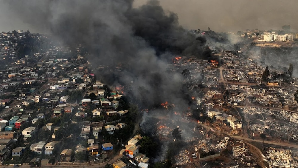 Un incendio forestal en las montañas de Viña del Mar, Chile, el 3 de febrero de 2024, redujo las casas a escombros y cenizas.  (AFP)