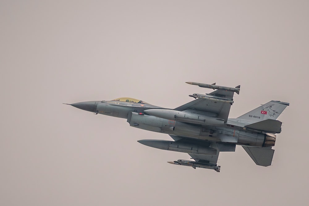 6 Mart 2024 (AP) Türk Hava Kuvvetlerine ait bir F-16 askeri savaş uçağı, hava polisi tatbikatının ardından doğu Romanya üzerinde uçuyor. 