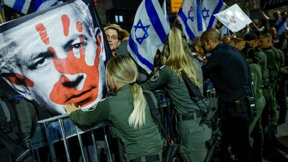 Hundreds of settlers pushed through police barriers around Netanyahu's residence in al-Quds on 4 November 2023. (X)