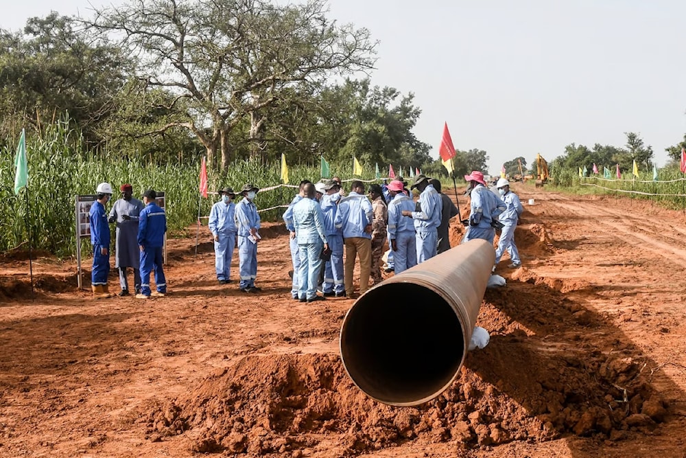 Nigerien and Chinese workers on the construction site of an oil pipeline in the Gaya region, Niger, October 10, 2022 (AFP)