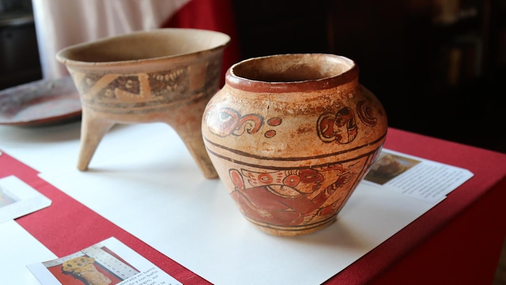 The Ancient Mayan vase (Mexico's ambassador to the US Esteban Moctezuma Barragan)