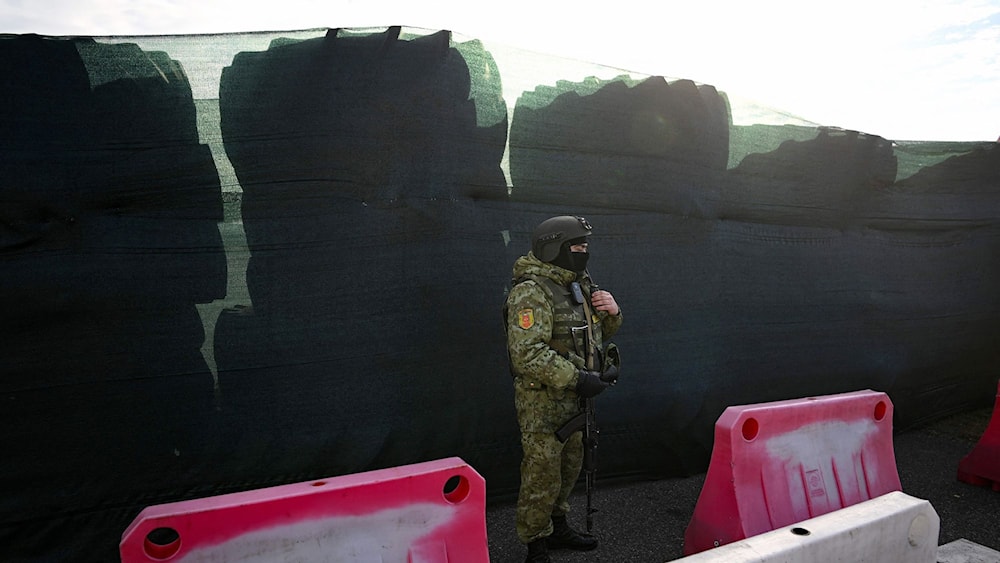 Minsk, Kiev pull back forces from border to de-escalate situation