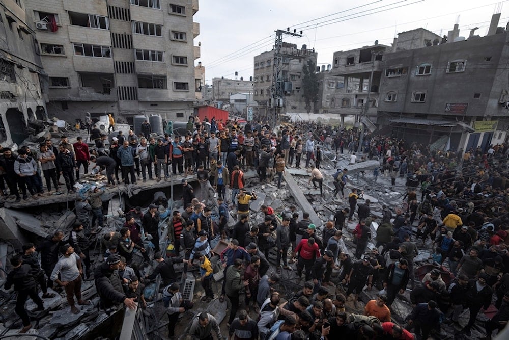  Palestinians search for bodies and survivors in the rubble of a residential building destroyed in an Israeli airstrike, in Rafah southern Gaza Strip, on Dec. 20, 2023 (AP Photo/Fatima Shbair, File)