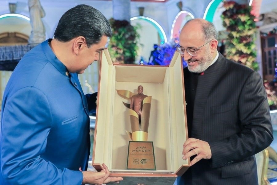 Al Mayadeen’s Chairman of the board pf directors, Ghassan Ben Jeddo, awarding Venezulan President Nicloas Maduro the Network’s “International Person of the Year” award for the year 2019.