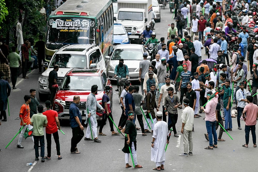 Bangladeshi protester armed with bamboo sticks roam Dahka streets