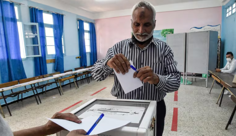 Un électeur dépose son bulletin à Bouchou, une banlieue d'Alger, lors des élections législatives de 2021. (AFP)